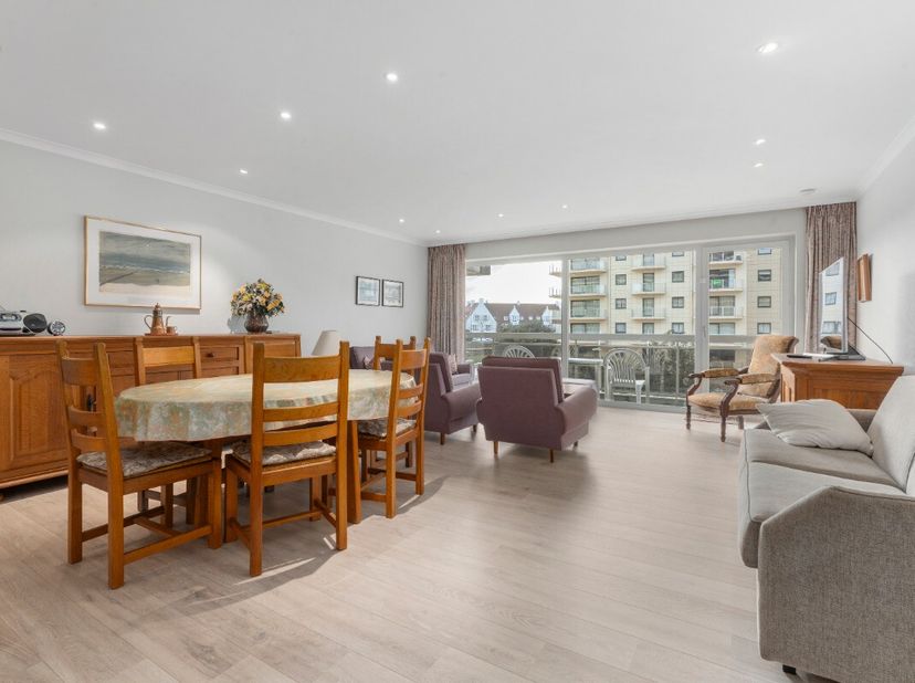 De Panne: Ruim en gemoderniseerd 2-slaapkamerappartement op topligging nabij zeeOp zoek naar een instapklaar appartement aan zee? Dit reeds gemodernis