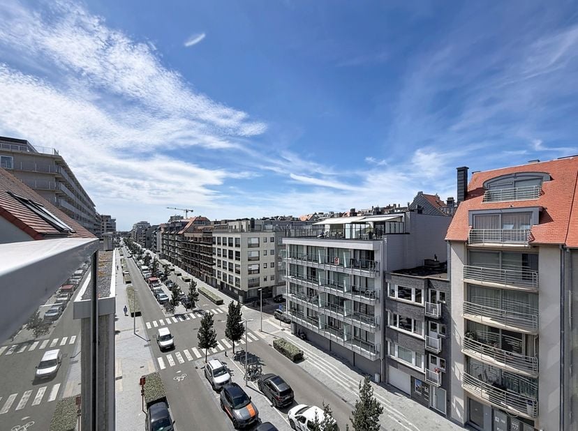 Instapklaar dakappartement gelegen op de vijfde en zesde verdieping en beschikt over twee ruime zonneterrassen, centraal gelegen in Nieuwpoort-Bad, vl