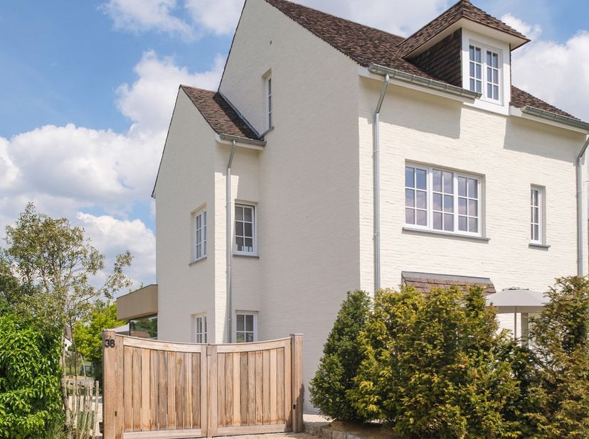 Villa met luxueuze afwerking in groene omgeving te Lubbeek. <br />
Exclusieve kijkmomenten op 26 april en 9 mei. Verplichte inschrijving via info@bond