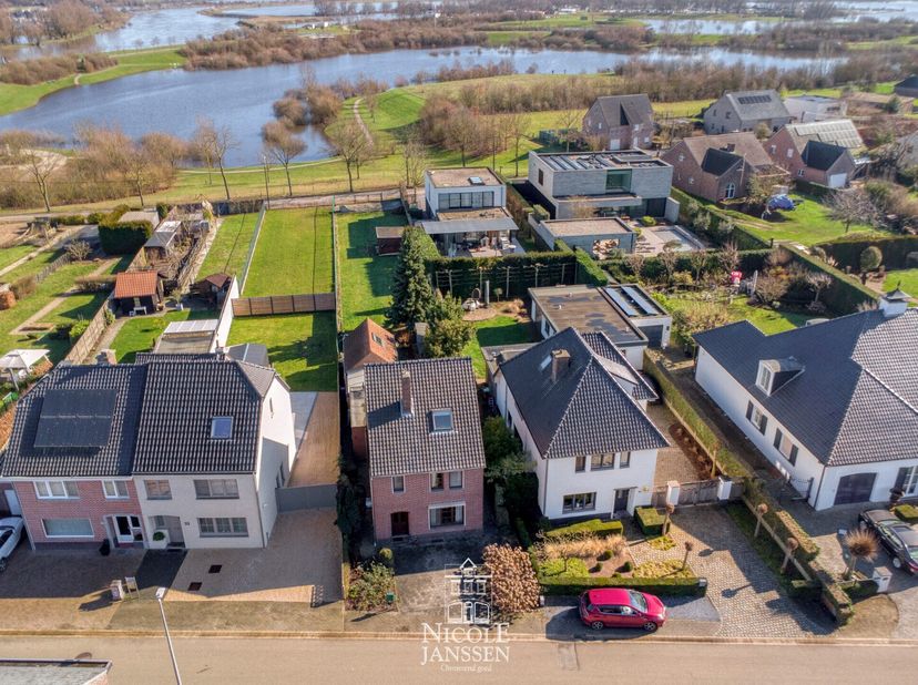 Deze open gezinswoning biedt de mogelijkheid om volledig gelijkvloers te kunnen wonen en is snel beschikbaar.  In de afgelopen jaren werd de nodige aa