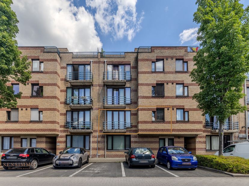 Dit ruime en verzorgde appartement is uitstekend gelegen in Genk, op wandelafstand van het centrum en nabij winkels, openbaar vervoer, scholen en ande