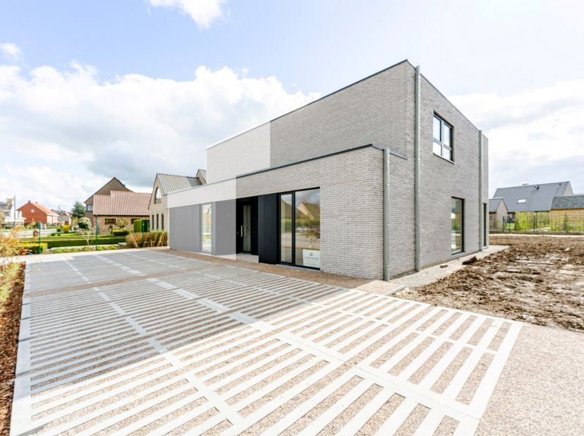 Deze nieuwbouwwoning biedt een sterke combinatie van moderne architectuur, comfort en hoog energie- en woontechnisch niveau in een goed bereikbare, gr