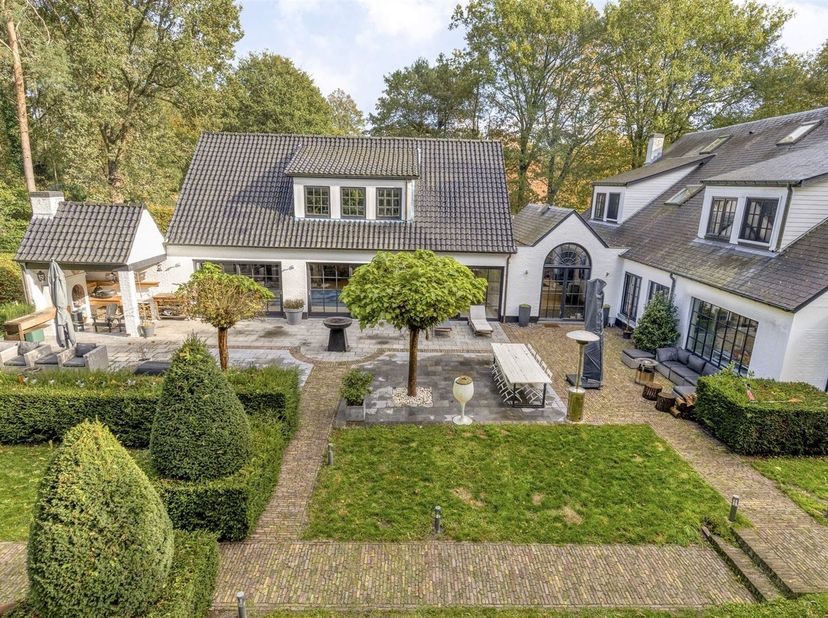 Stijlvol en tijdloos wonen in Schilde.<br />
<br />
Deze exclusieve villa combineert een luxueuze afwerking met een warme, huiselijke sfeer. Ideaal v