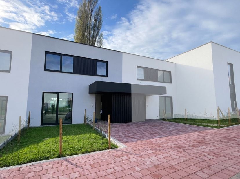 Découvrez cette maison neuve aux prestations soignées, pensée pour offrir un confort de vie optimal et une excellente performance énergétique. Dès l’e