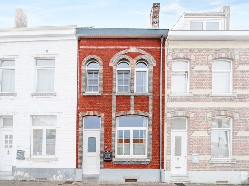 Au cœur de Wavre, cette maison deux façades de 1915 séduit par son caractère et par une rénovation menée en continu depuis son acquisition. Elle dével