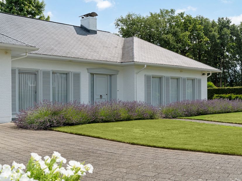 Deze eigendom is zeer verzorgd en is gelegen op een fraai aangelegd perceel. De woning is perfect geschikt voor levenslang wonen, met extra mogelijkhe