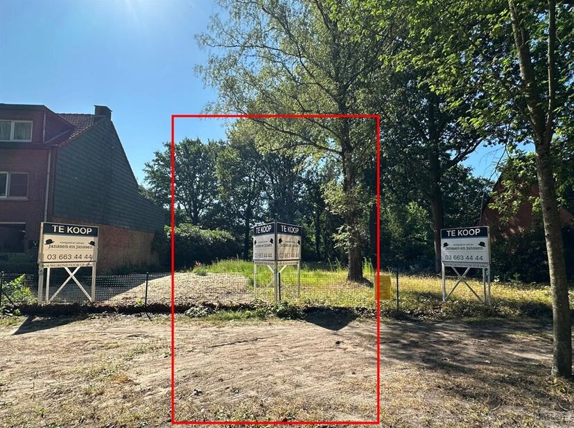 Droomt u ervan uw eigen woning te bouwen in het groene Brasschaat? Op deze bouwgrond van 600m² in de Hoge Kaart krijgt u de kans om een thuis te creër