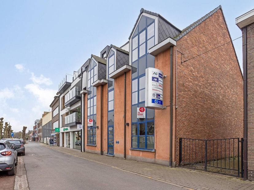 Ce bureau et cette maison à vendre lumineux et bien entretenus sont situés sur la Lindenlaan à Ertvelde, près de la R4, pour un accès facile. Cette pr