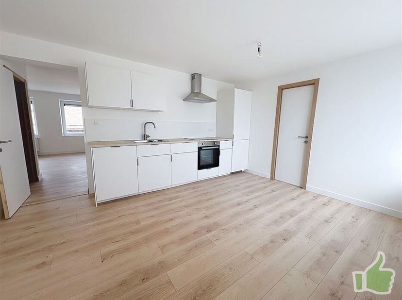 Appartement duplex entièrement rénové avec 3 chambres et terrasse. Proche de la gare <br />
Composition: <br />
spacieux séjour, cuisine équipée (four