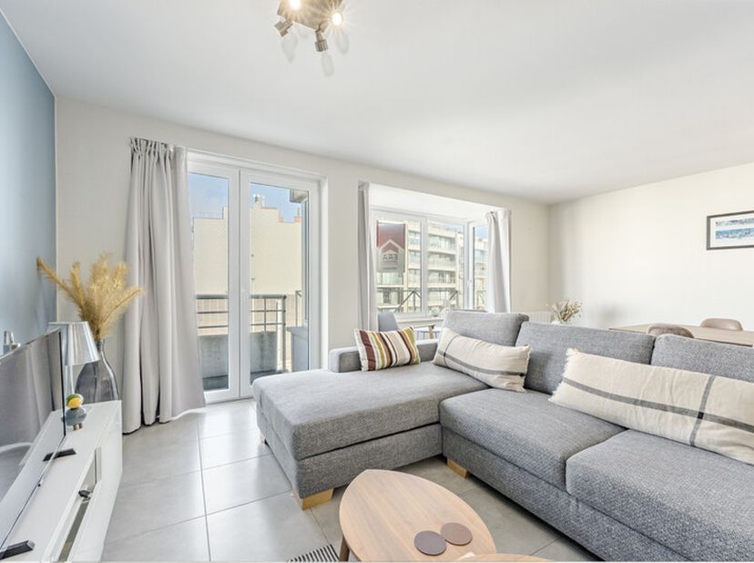 [[ ER WERD EEN OPTIE GENOMEN OP DIT PAND. ]] Te koop: verzorgd appartement in het hart van Sint-Idesbald, met vrij zicht en zonder inkijk. Dit apparte
