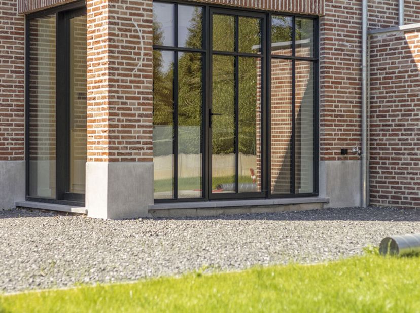 Ben je op zoek naar een energie neutrale nieuwbouwwoning met hoogwaardige afwerking? Dan is deze halfopen woning op een perceel van 5are 76ca precies