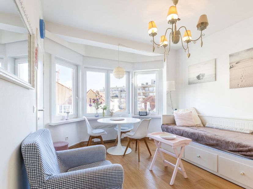 Te koop: stijlvol appartement in de Mariastraat, pal in het centrum van Koksijde en toch rustig gelegen. Dit perfect gerenoveerde appartement biedt ee