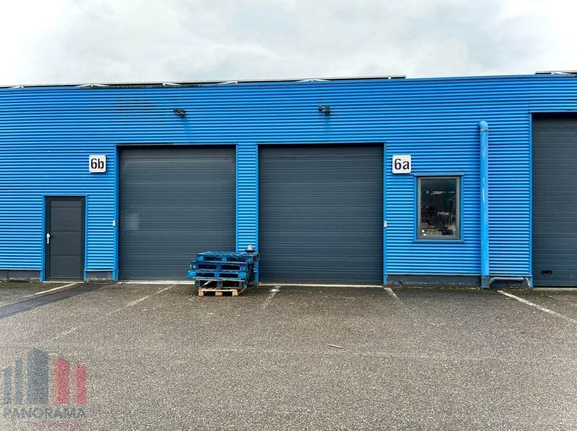 Entrepôt stratégiquement situé de 185 m² à louer, près de la sortie 21 Herentals-Industrie de l’E313, dans le parc industriel « Klein Gent ».<br />
<b