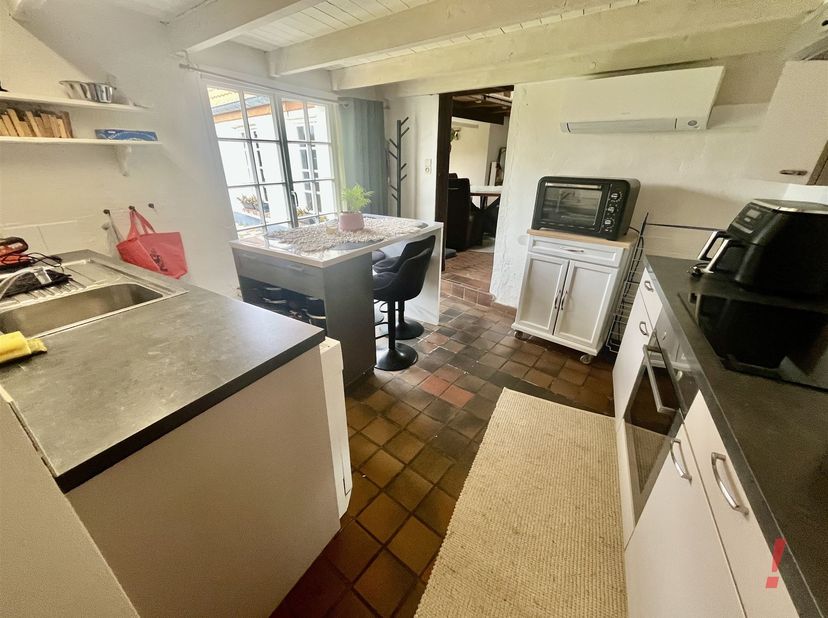 Knusse , karaktervolle landelijke woning bestaande uit inkomhal, gastentoilet, lichtrijke woonkamer met zicht op de tuin, aparte ingerichte leefkeuken
