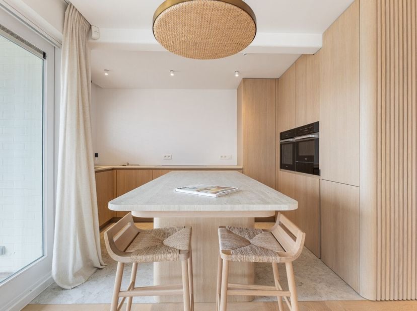 Knokke: Magnifique appartement luxueux à vendre avec 3 chambres, entièrement rénové, avec vue dégagée sur le Casino de Knokke et à 2 minutes à pied de