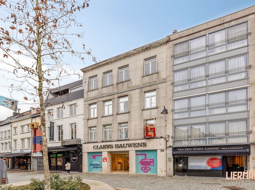 Gelegen in een van de drukste winkelstraten van Aalst, de Lange Zoutstraat, op korte afstand van de Grote Markt, bevindt zich dit ruime en karaktervol