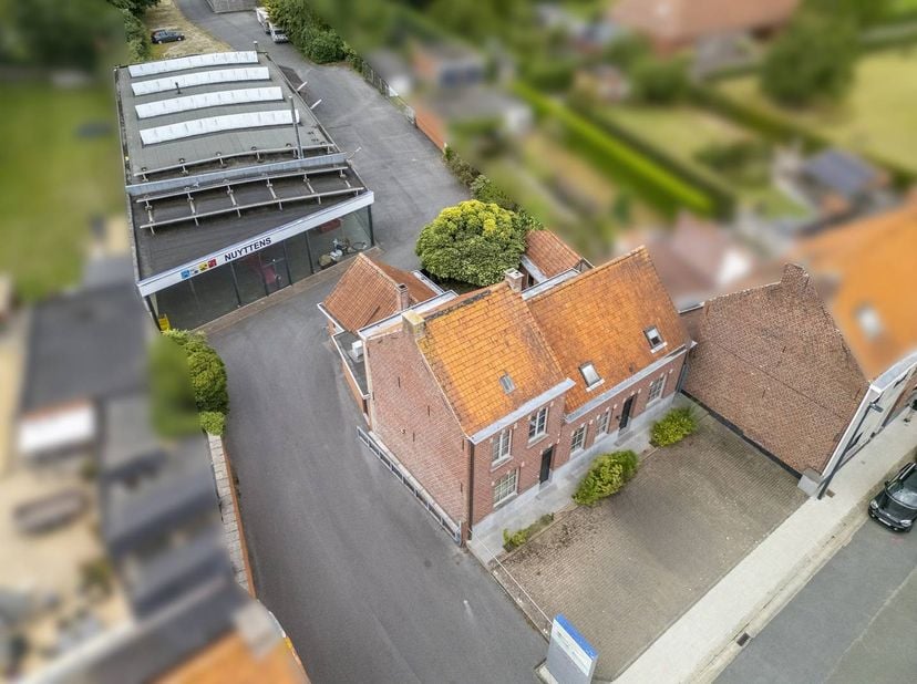 Op een strategische locatie in Zwevegem vindt u dit veelzijdige bedrijfsgebouw van ca. 650 m², gelegen op een totale grondoppervlakte van ca. 3.200 m²