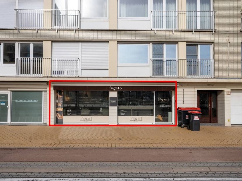 Superficie totale du terrain : 109m²<br />
<br />
Disposition :<br />
- espace commercial <br />
- Cuisine + rangement <br />
- chambre au sous-sol <b