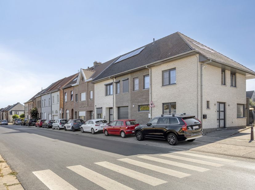 Ontdek deze bijzonder ruime gezinswoning, gelegen aan de Oude Abdijstraat 3 in Aalst. De woning werd gebouwd in 2010 en beschikt over maar liefst 215