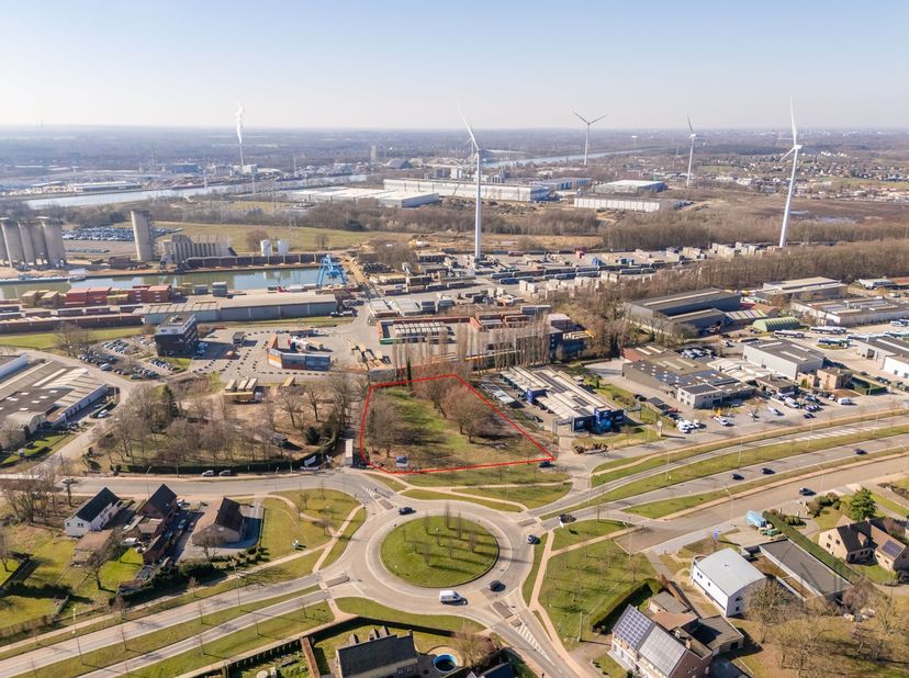 Unieke kans voor opslag, productie of logistiek: één + drie identieke units, gelegen aan de Zuiderring in Genk. Maximale bruikbaarheid, vlotte toegang