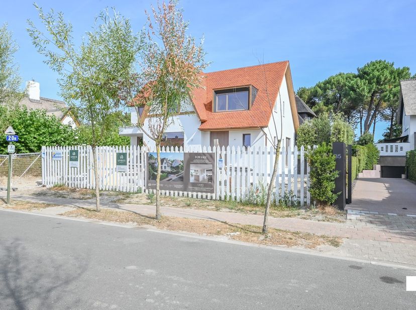 Aan de prestigieuze Magere Schorre, pal grenzend aan de Royal Zoute Golf Club, bevindt zich deze uitzonderlijke designvilla waar hedendaagse architect