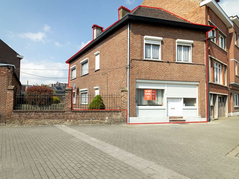 MAISON À FORT POTENTIEL - <br />
<br />
Maison située à quelques pas du centre de Tongres, d'une superficie totale d'environ 78 m², offrant un potenti