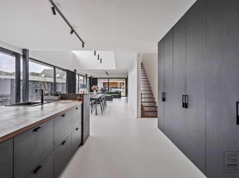 Prachtig en verder af te werken halfopen bebouwing van 320 m², met drie slaapkamers en 2 badkamers op een uiterst rustige locatie te Brecht! Bij binne