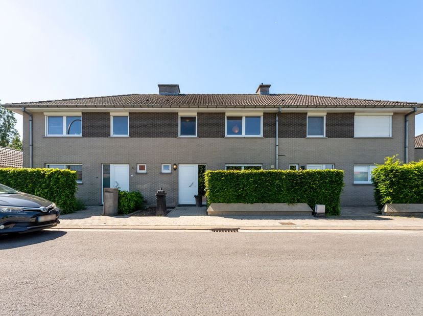 Instapklare gezinswoning te koop in Heule<br />
Deze instapklare gezinswoning in Heule biedt een aangename combinatie van comfort, ruimte en een gunst