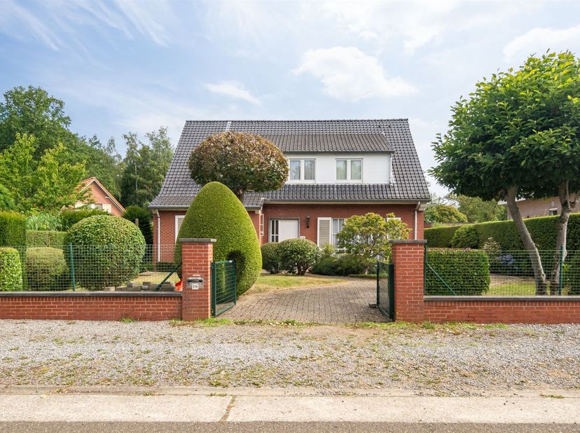 LINDEN: Vrijstaande ruime woning met 4 slaapkamers op toplocatie <br />
<br />
Deze karaktervolle woning gelegen in de residentiële omgeving van “St