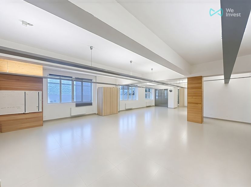 Bureaux / Atelier modulable ± 250 m² – Schaerbeek<br />
We Invest vous propose ce plateau de bureaux/atelier polyvalent idéalement situé à Schaerbeek,