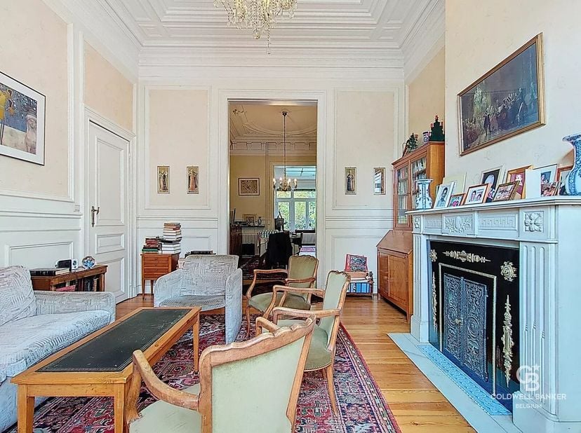 Maison de Maître authentique proposant une surface de ± 300 m² proche du Square Marie-Louise. À deux pas des institutions européennes et du Square Mar