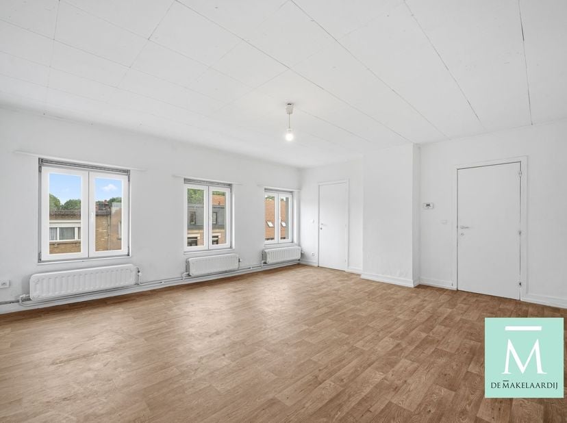 Op te frissen 2-slaapkamerappartement op strategische ligging!<br />
Dit lichtrijk appartement is gelegen op de eerste verdieping van een kleinschali