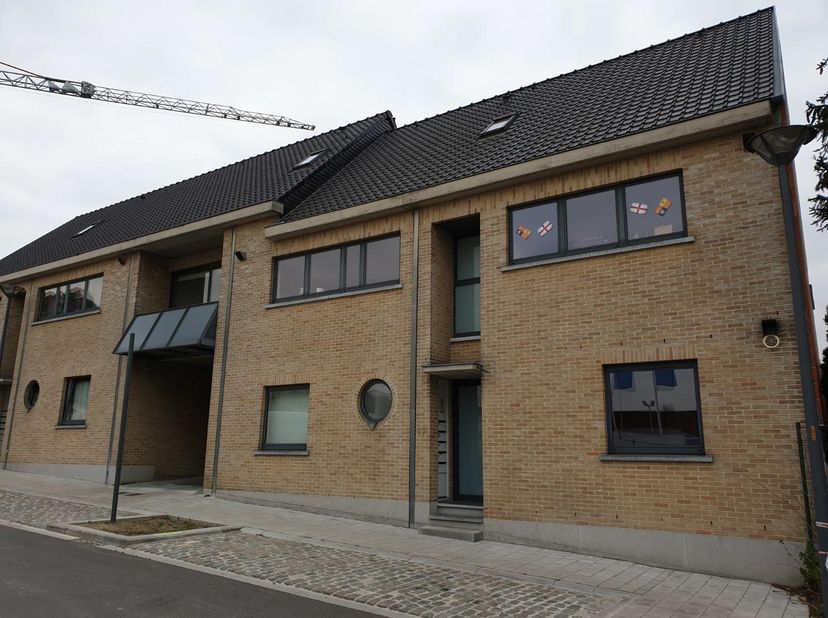 Uitstekend gelegen appartement op het gelijkvloers, nabij het centrum van Zaventem.<br />
Inkom met ingebouwde vestiairekast, aparte WC, living (26,77