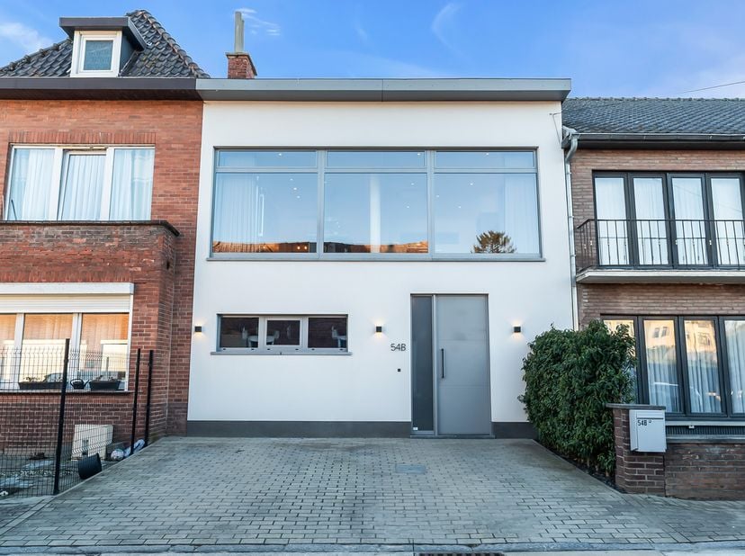 In het rustige en groene Heers bevindt zich deze verrassend ruime rijwoning op wandelafstand van winkels, scholen, horeca en speelvelden. Ideaal voor