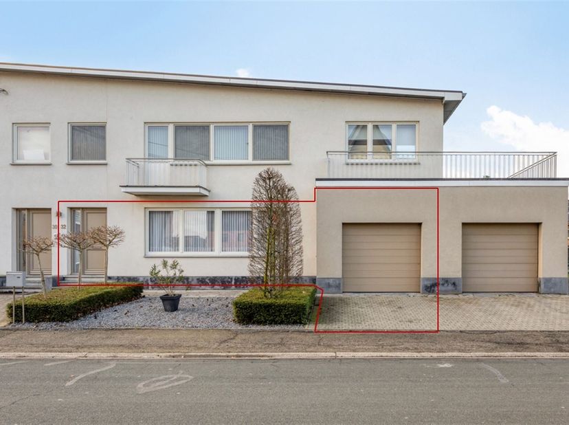 Zeer ruim, gelijkvloers appartement met 3 slaapkamers, tuin, inpandige garage en extra parkeergelegenheden gelegen nabij het centrum van Maaseik.<br /