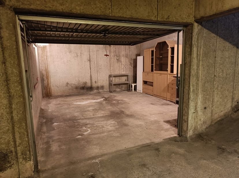 Ruime garagebox (4m98 breed) te koop in centrum Genk.<br />
<br />