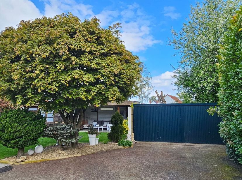 Instapklare en energiezuinige woning op een rustige locatie in As<br />
Deze zeer goed onderhouden halfopen woning is gelegen op een mooi perceel van