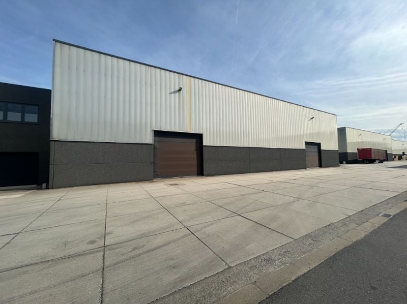 Deze ruime en uitstekend bereikbare magazijn- of opslagruimte van 1.062 m² biedt tal van mogelijkheden voor opslag, logistiek of atelieractiviteiten e