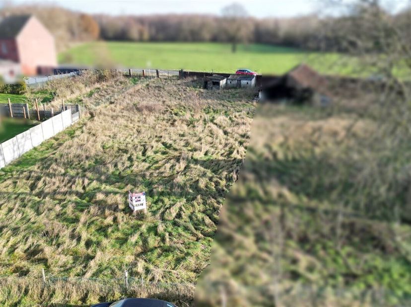 Très beau terrain à bâtir sis au coeur du village de Sirault sur 15 ares 21 centiares.<br />
Façade à rue côté rue Henri Hautecoeur : +/- 17,20 m.<br