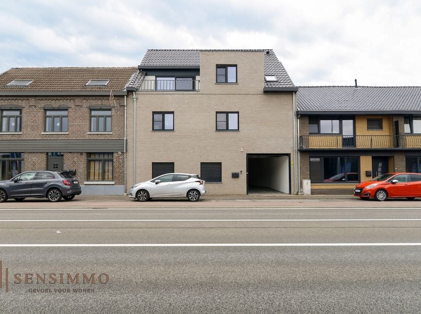 Aan de Steenweg 127 in Lanaken bevindt zich dit nieuwbouw, bestaande uit twee ruime appartementen die comfort, ruimte en hedendaags woonplezier perfec