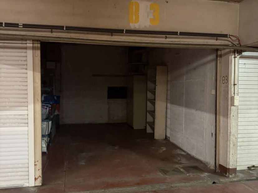 Box fermé à vendre dans un parking