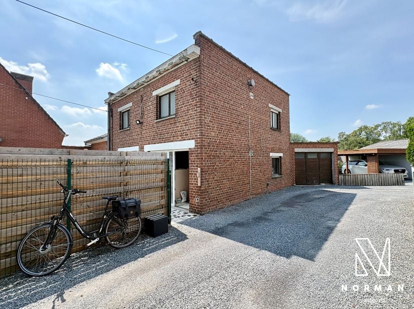 Bij het betreden van de woning kom je terecht in de leefruimte. Aansluitend bevindt zich de keuken, gevolgd door een berging/wasplaats. Verder beschik
