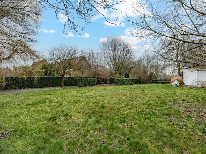 Deze bouwgrond voor open bebouwing is strategisch gelegen op een perceel van 10a07ca te Gijzegem, Aalst. <br />
Verbindingsweg tussen Gijzegem en Wiez