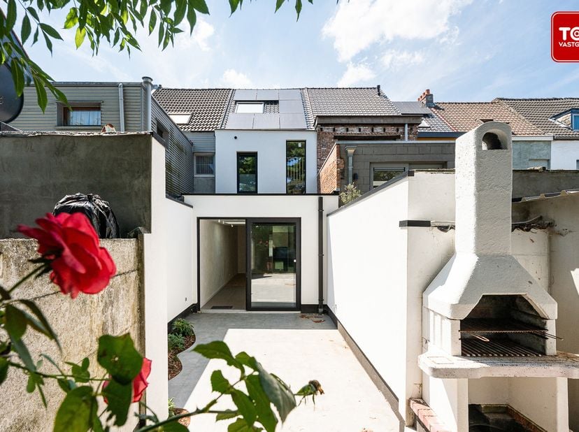 Deze smaakvol gerenoveerde woning is volledig instapklaar. Via de inkomhal, die tevens dienstdoet als praktische wasruimte en vestiaire, voorzien van