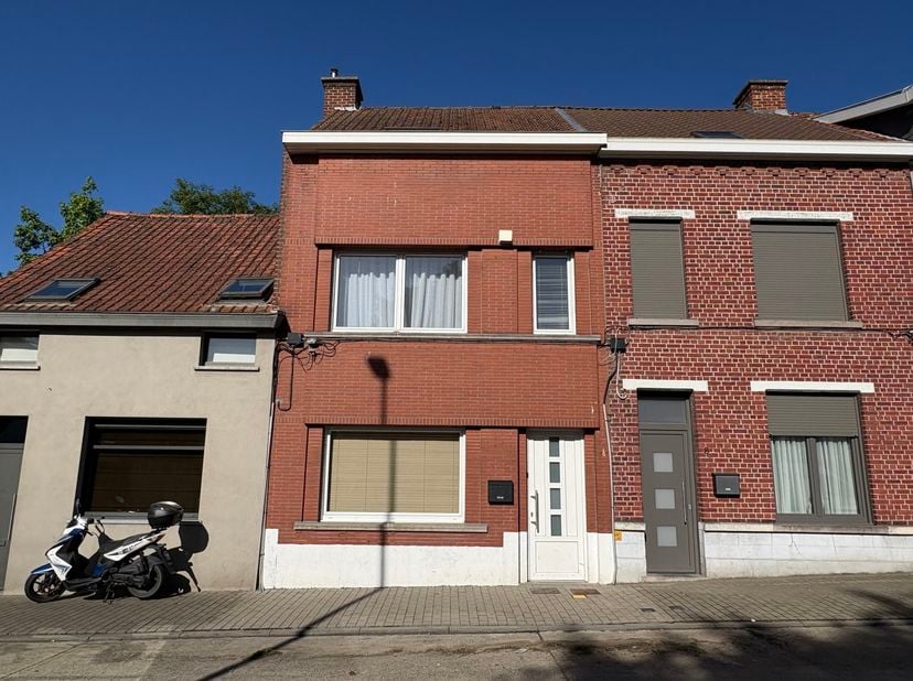 Deze gerenoveerde woning combineert hedendaags comfort met een praktische indeling en biedt tal van mogelijkheden voor gezinnen of thuiswerkers.<br />