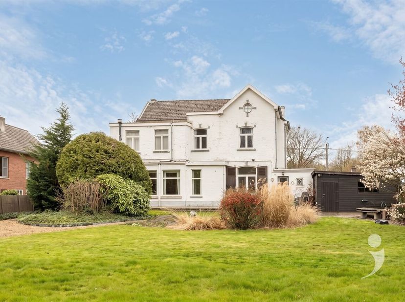 Statige te renoveren woning op een prachtig perceel van 12a 15ca, ideaal gelegen nabij het centrum van Tildonk en Wespelaar. <br />
We komen binnen in