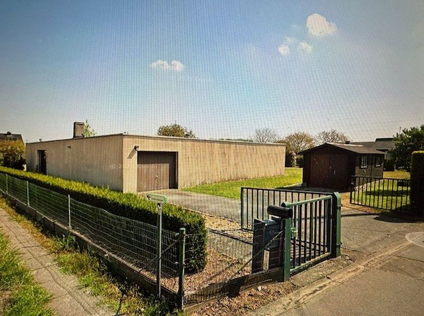 Te renoveren vrijstaande woning op perceel van 2352m² bestaande uit, ruime hal + toiletruimte, bureel, 5 kamers, woonkamer, keuken + badkamer/toilet.<