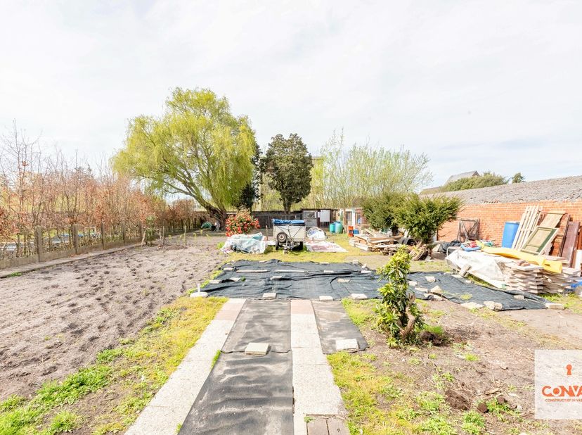 Bent u opzoek naar een opbrengsteigendom in Eeklo? Dan is dit pand, onderverdeeld in&amp;nbsp;een woon(handels)huis met garage + 13 garageboxen + een ruim