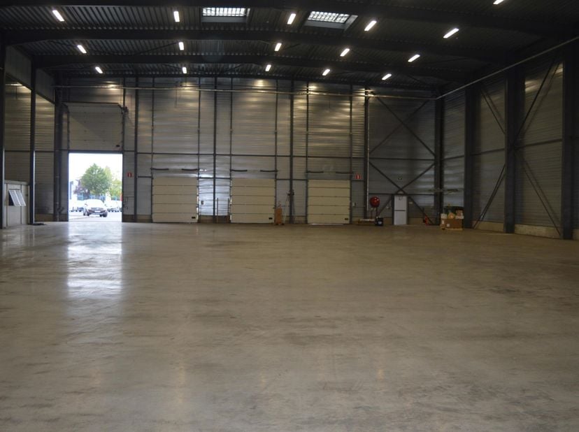 Unit 1 – magazijn van 7.663 m² met 1.151 m² kantoorruimte. De perfecte mix van opslagruimte en administratieve ruimtes.Dit magazijn bestaat uit twee a