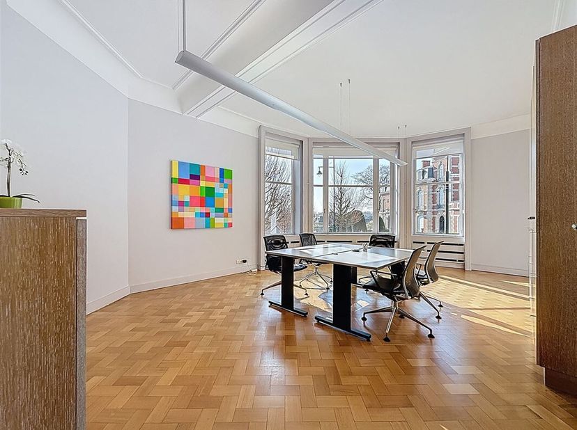 Home Expert Immo a le plaisir de vous présenter ce bureau à louer situé à Woluwe-Saint-Pierre, offrant une superficie denviron 24 m² et une localisati